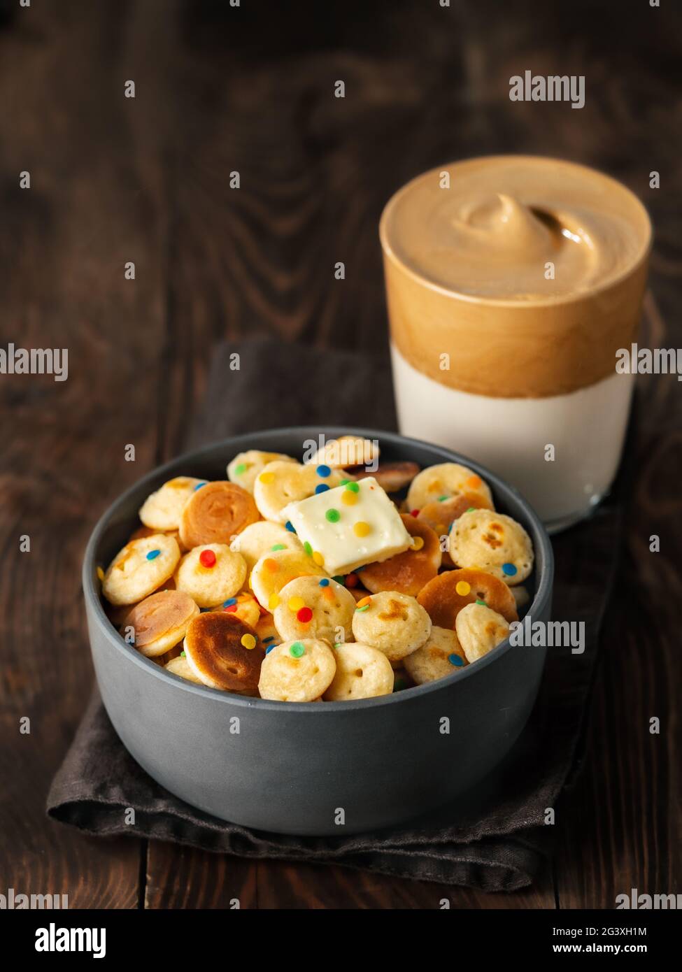 Pancake di cereali e caffè dalgona Foto Stock