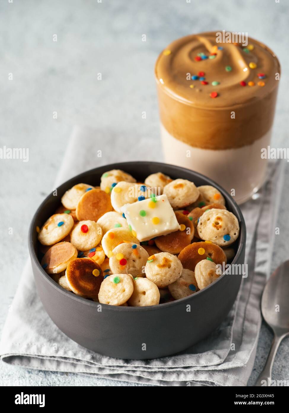 Pancake di cereali e caffè dalgona Foto Stock