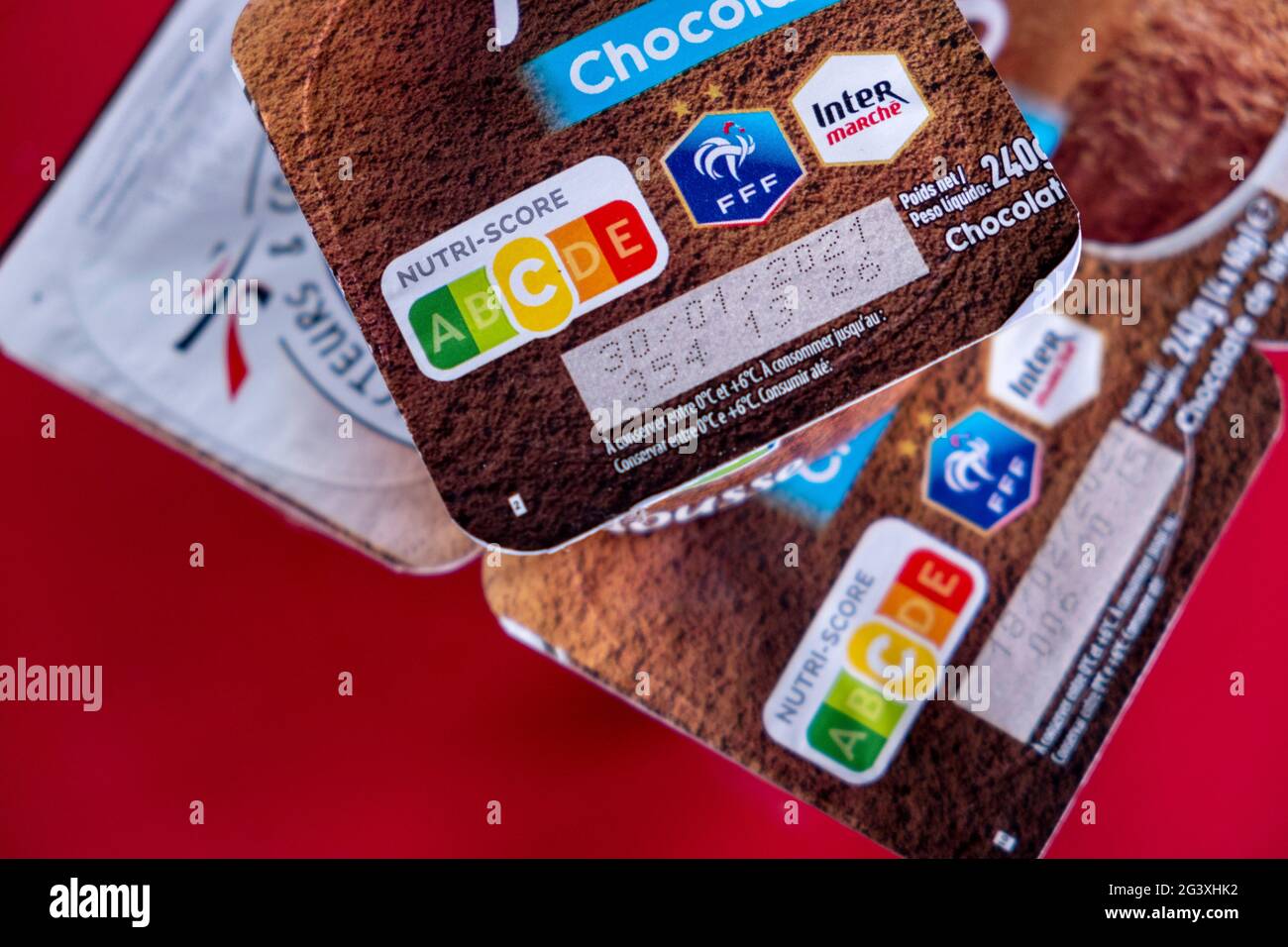 Il logo Nurri Score fornisce ai consumatori informazioni sulla parte anteriore dell'imballaggio dei prodotti alimentari sulla qualità nutrizionale complessiva dei prodotti con lette Foto Stock