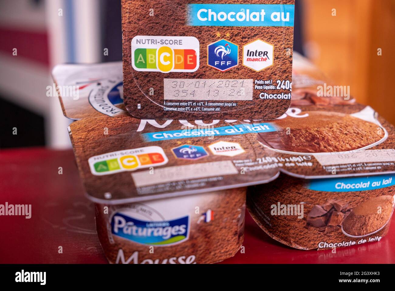 Il logo Nurri Score fornisce ai consumatori informazioni sulla parte anteriore dell'imballaggio dei prodotti alimentari sulla qualità nutrizionale complessiva dei prodotti con lette Foto Stock
