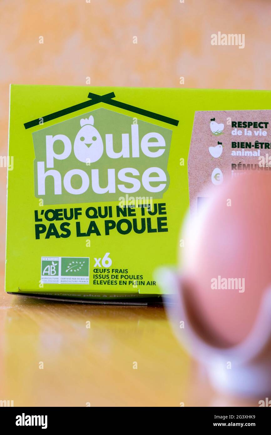 Poulehouse, l'unica marca di uova sul mercato che non uccide i polli. Il marchio si è impegnato a nutrire i polli, allevare e prendersi cura di loro zia Foto Stock