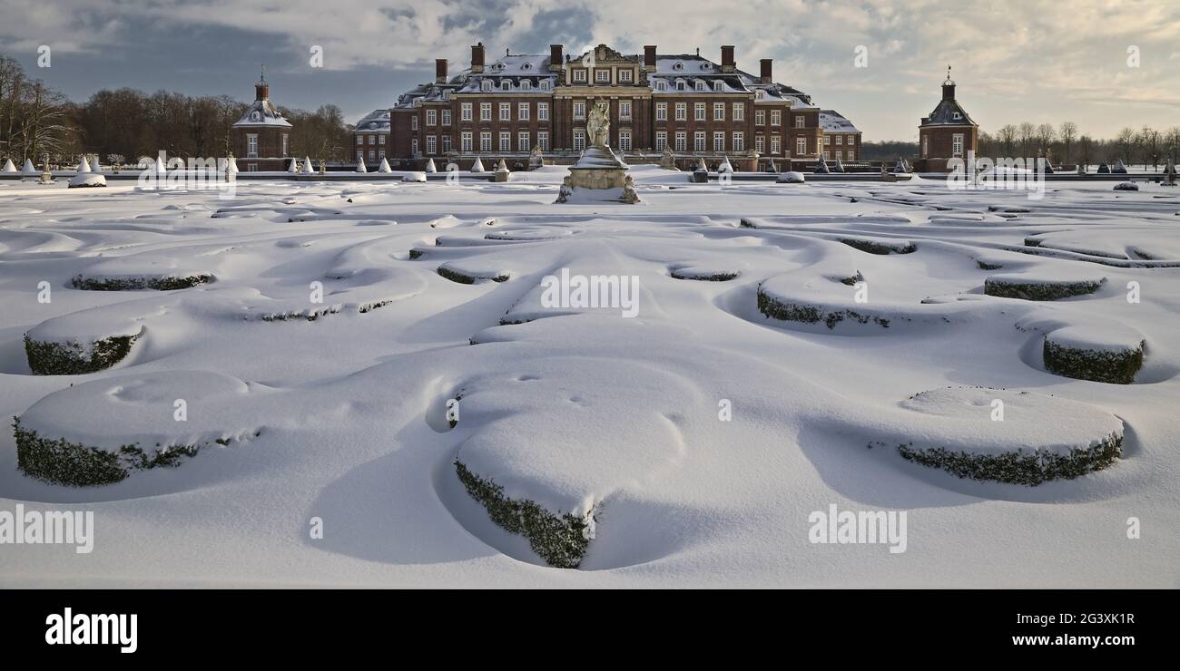 Isola di Venus coperta di neve con il castello di Nordkirchen in inverno, Nordkirchen, Germania, Europa Foto Stock