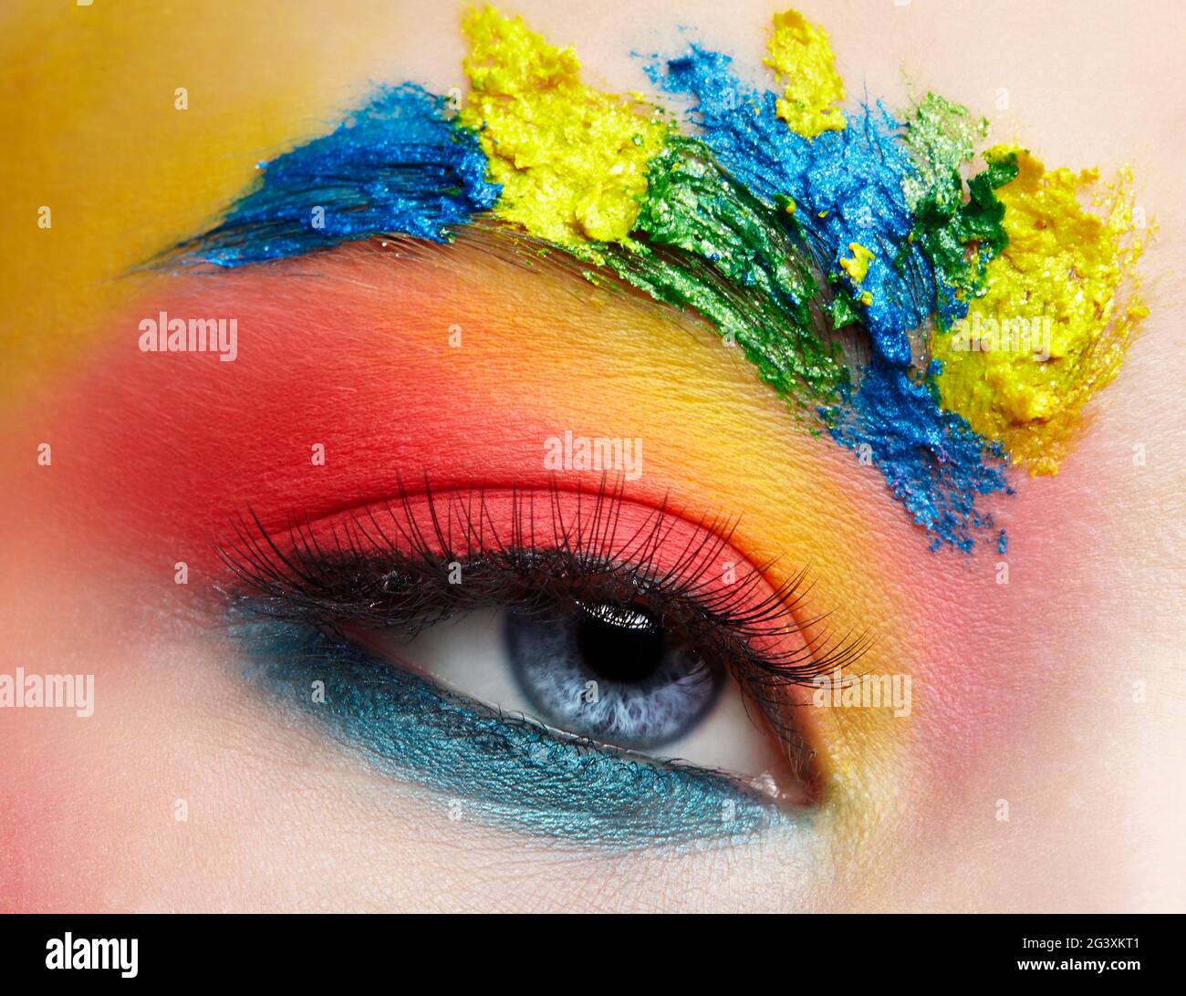 Primo piano macro shot di occhio adolescente ragazza con arte insolita make-up. Foto Stock