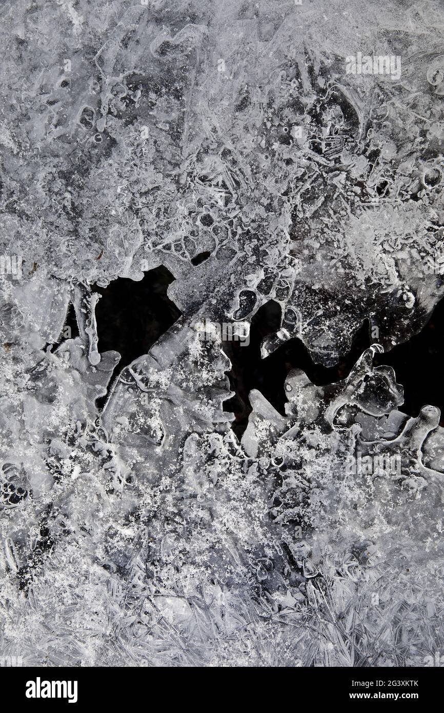 Strutture di ghiaccio sul Gederbach in inverno, Witten, Nord Reno-Westfalia, Germania, Europa Foto Stock