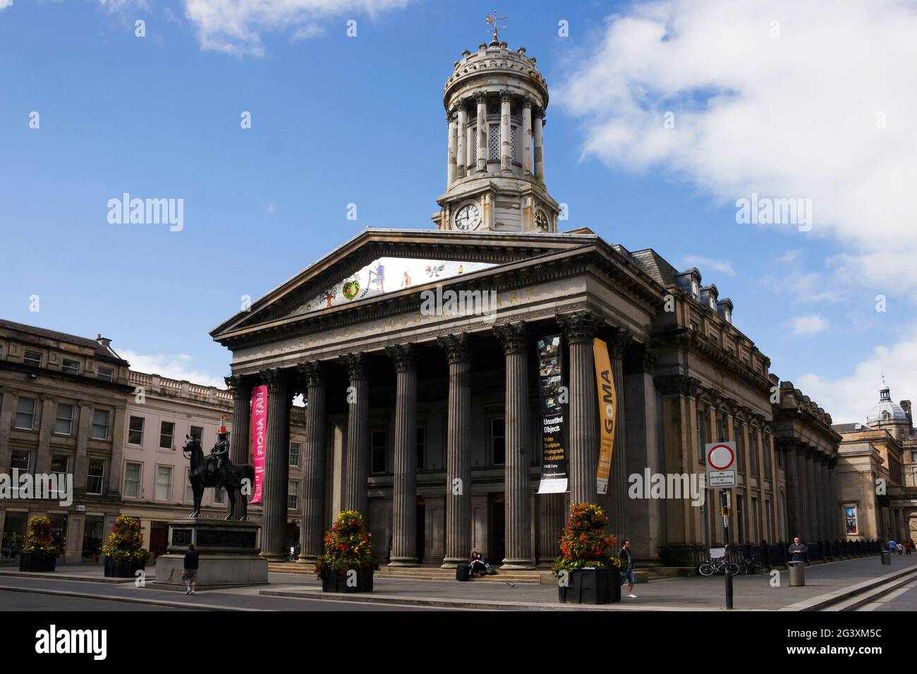 Galleria d'Arte moderna, Glasgow, Scozia con la statua del Duca di Wellington in primo piano. Foto Stock