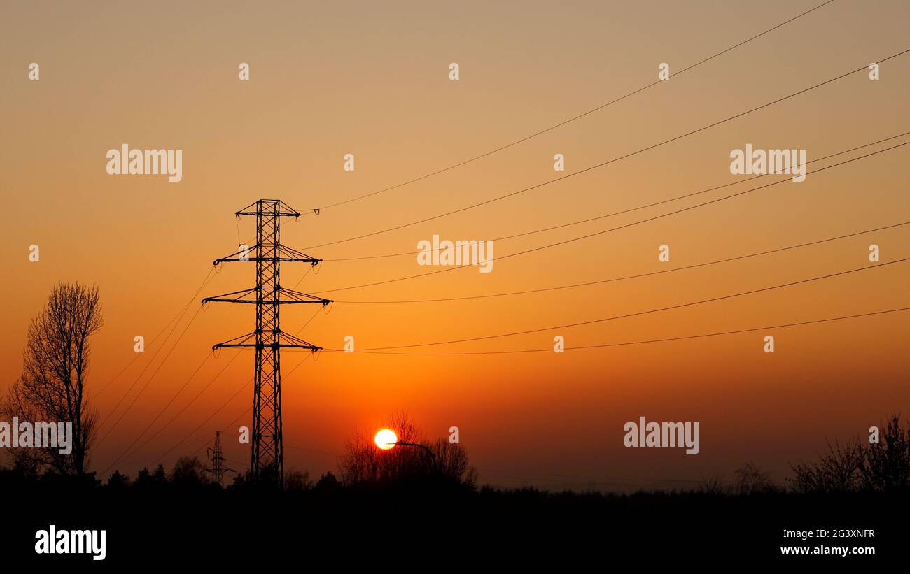 Palo elettrico al tramonto Foto Stock