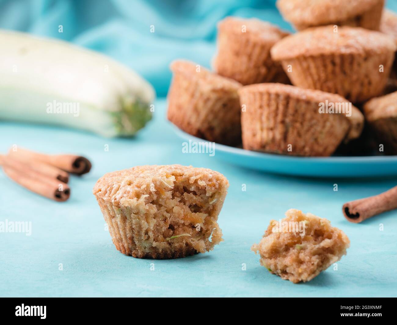 Muffin con zucchine, carote, mela e cannella Foto Stock