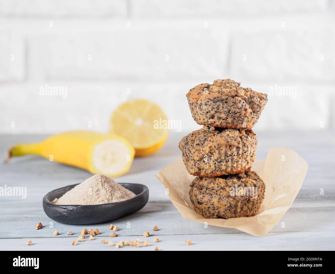 Muffin alla banana con farina di grano saraceno e semi di papavero Foto Stock