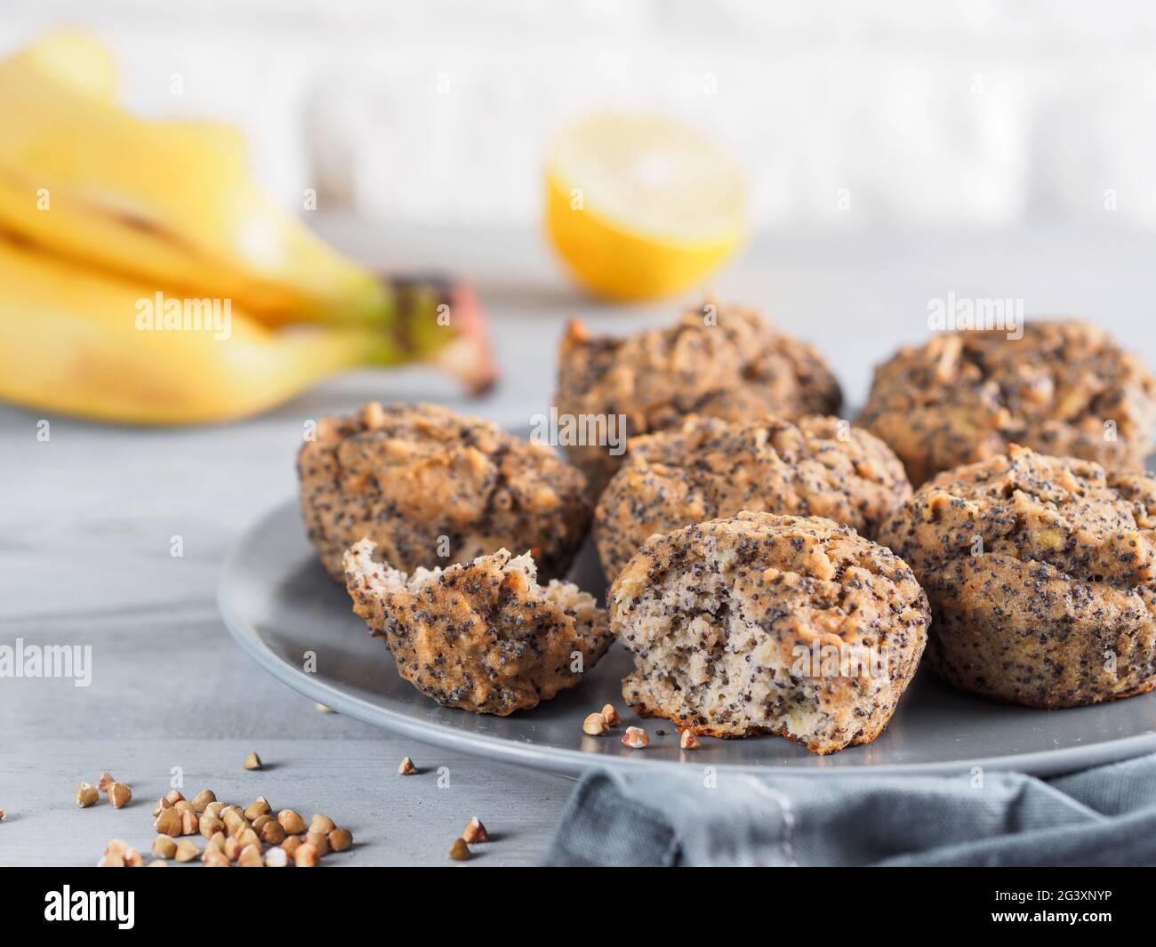 Muffin alla banana con farina di grano saraceno e semi di papavero Foto Stock