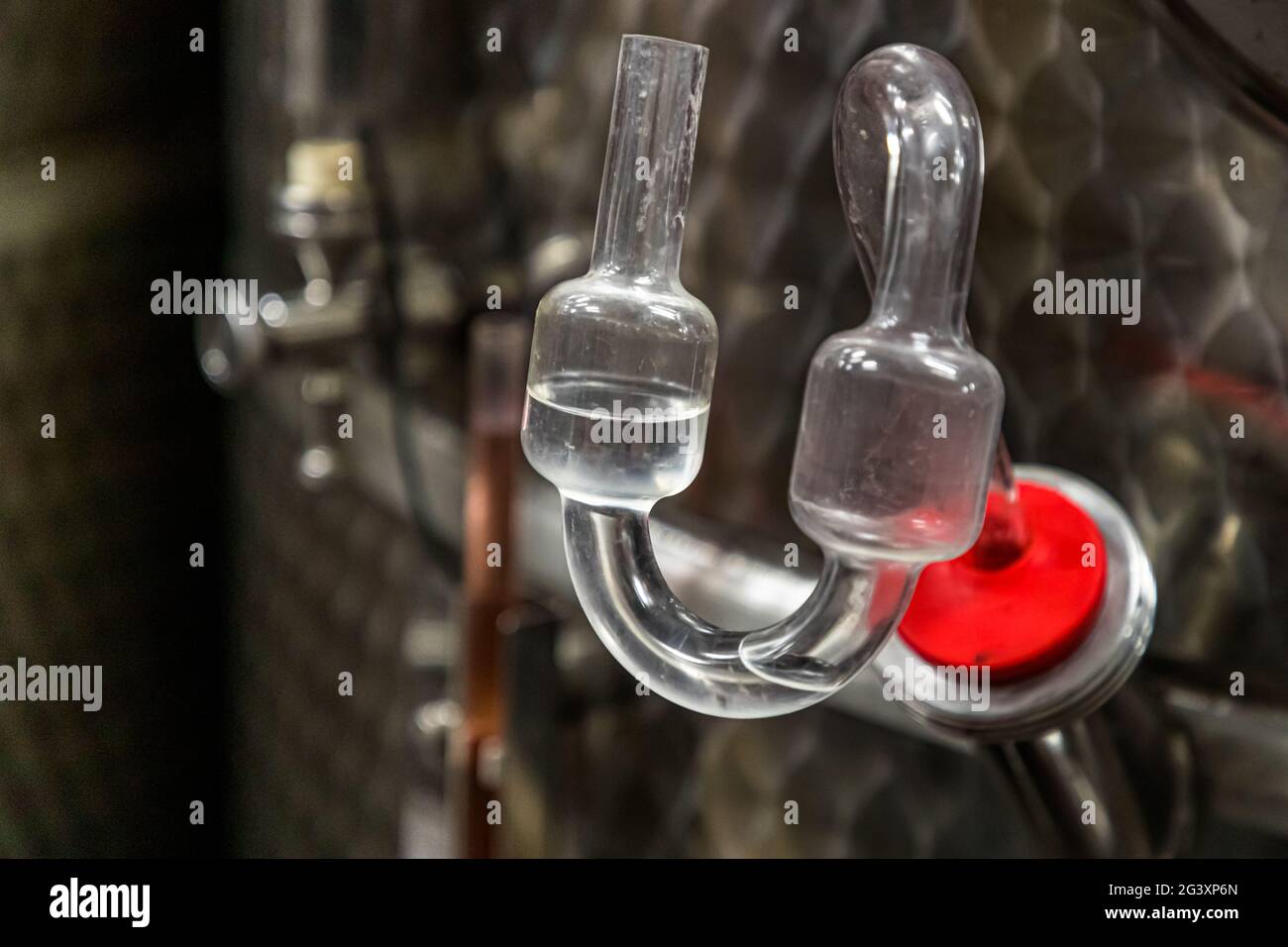 Sifoni di fermentazione nella moderna cantina di Jeff Konsbrück ad Ahn, Lussemburgo Foto Stock