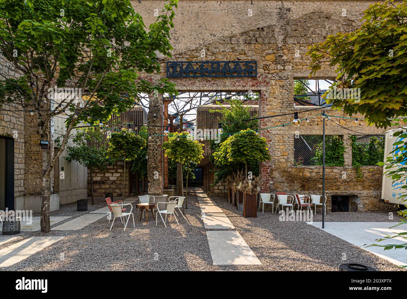 Hotel Graace a Lussemburgo. Nuovo concetto di hotel nella vecchia sala industriale. Dove un tempo l'acciaio veniva lavorato, ci sono ora camere d'albergo su due piani e quattro terrazze sul tetto con giardinaggio urbano, un negozio di tè e un camion alimentare nel cortile. Foto Stock