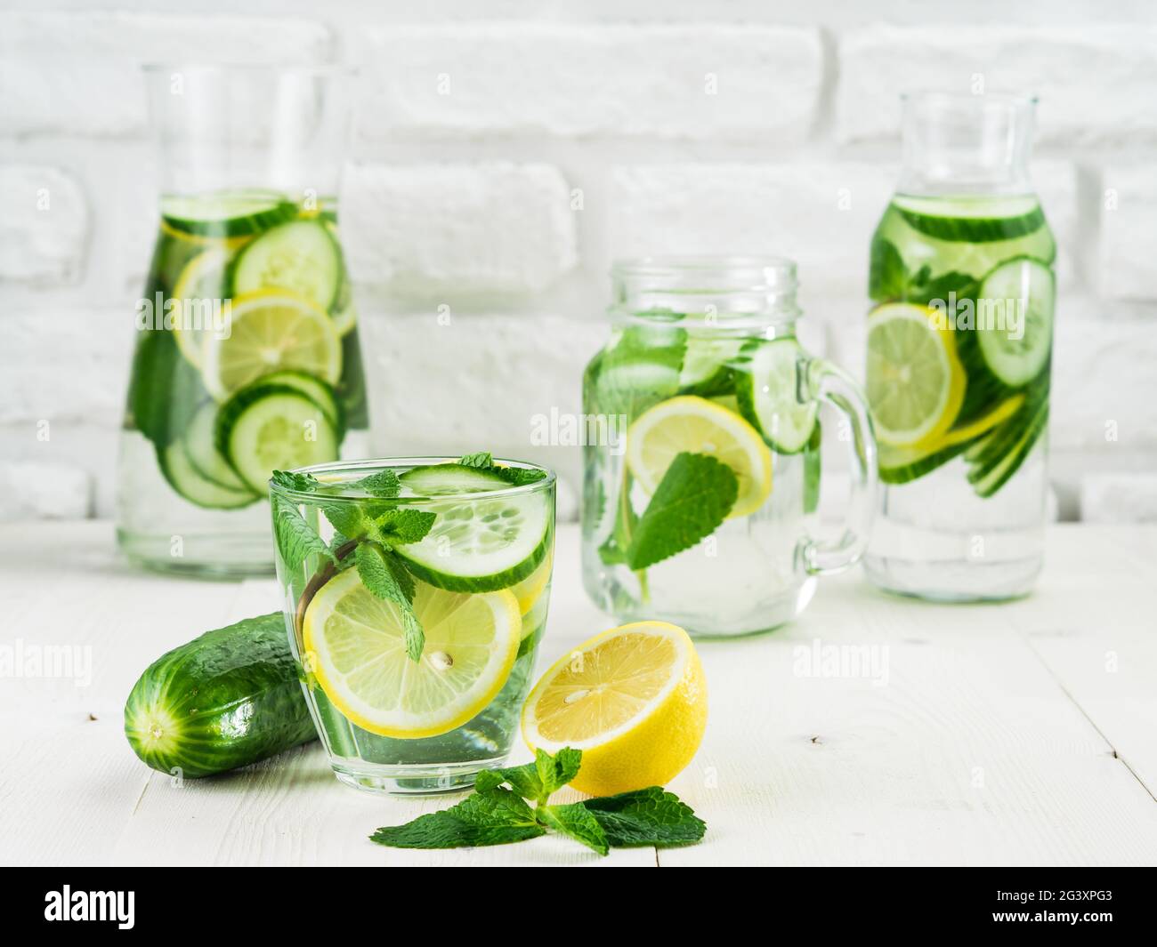 Acqua detox infusa con cetriolo, limone e menta Foto Stock