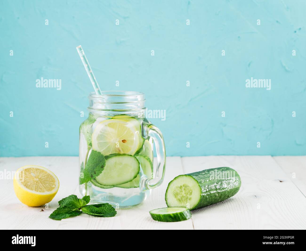 Acqua detox infusa con cetriolo, limone e menta Foto Stock