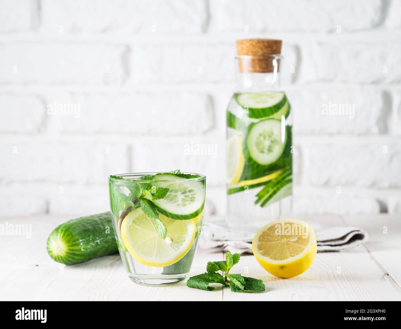 Acqua detox infusa con cetriolo, limone e menta Foto Stock