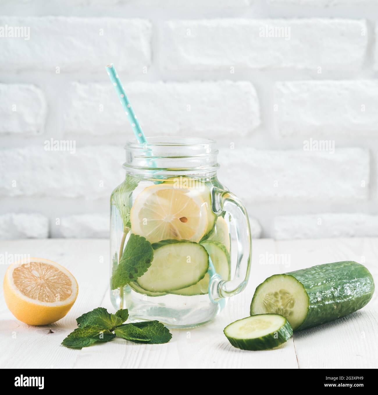 Acqua detox infusa con cetriolo, limone e menta Foto Stock