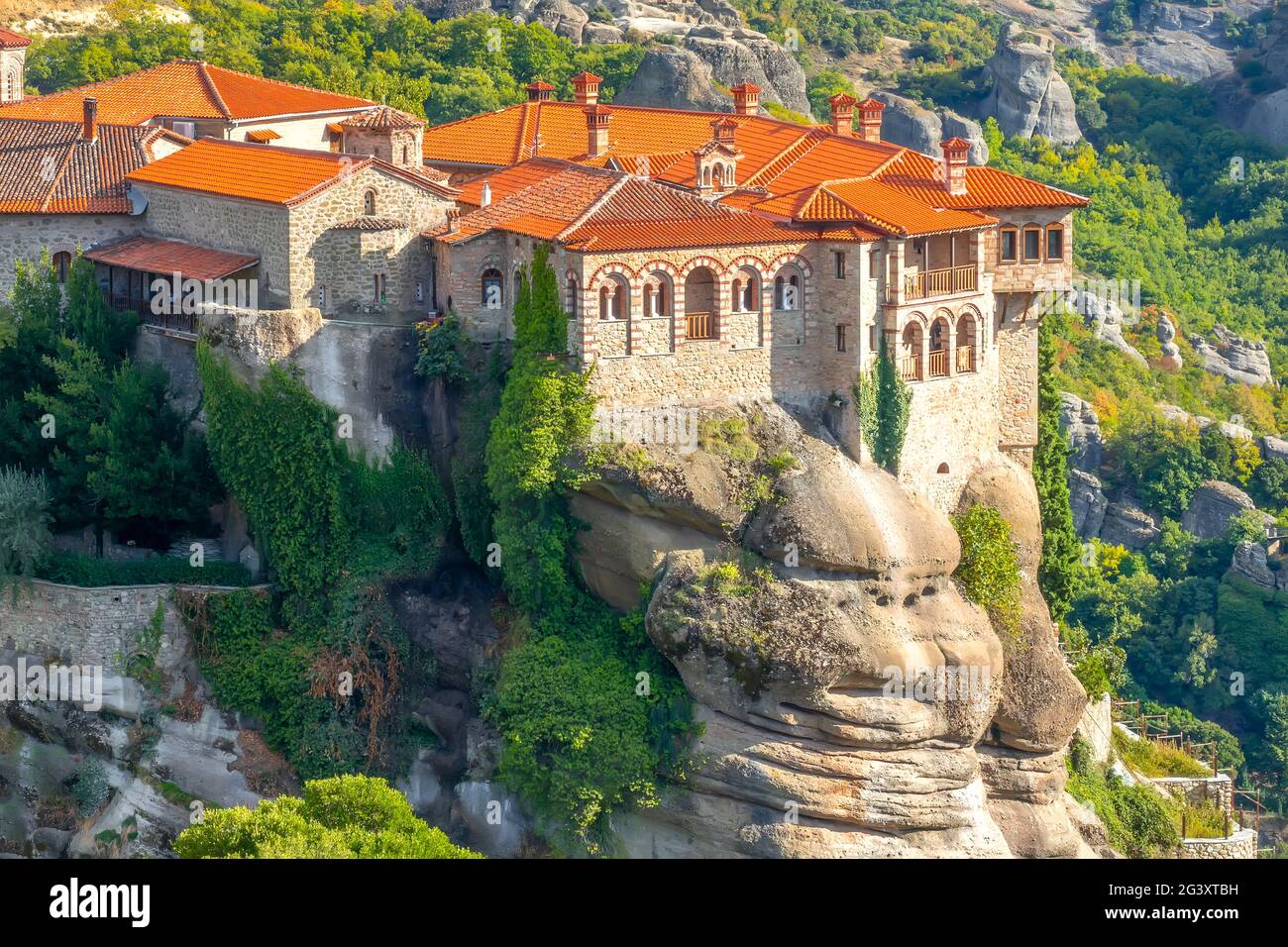 Balconi di un monastero delle Montagne Rocciose in una giornata estiva soleggiato Foto Stock