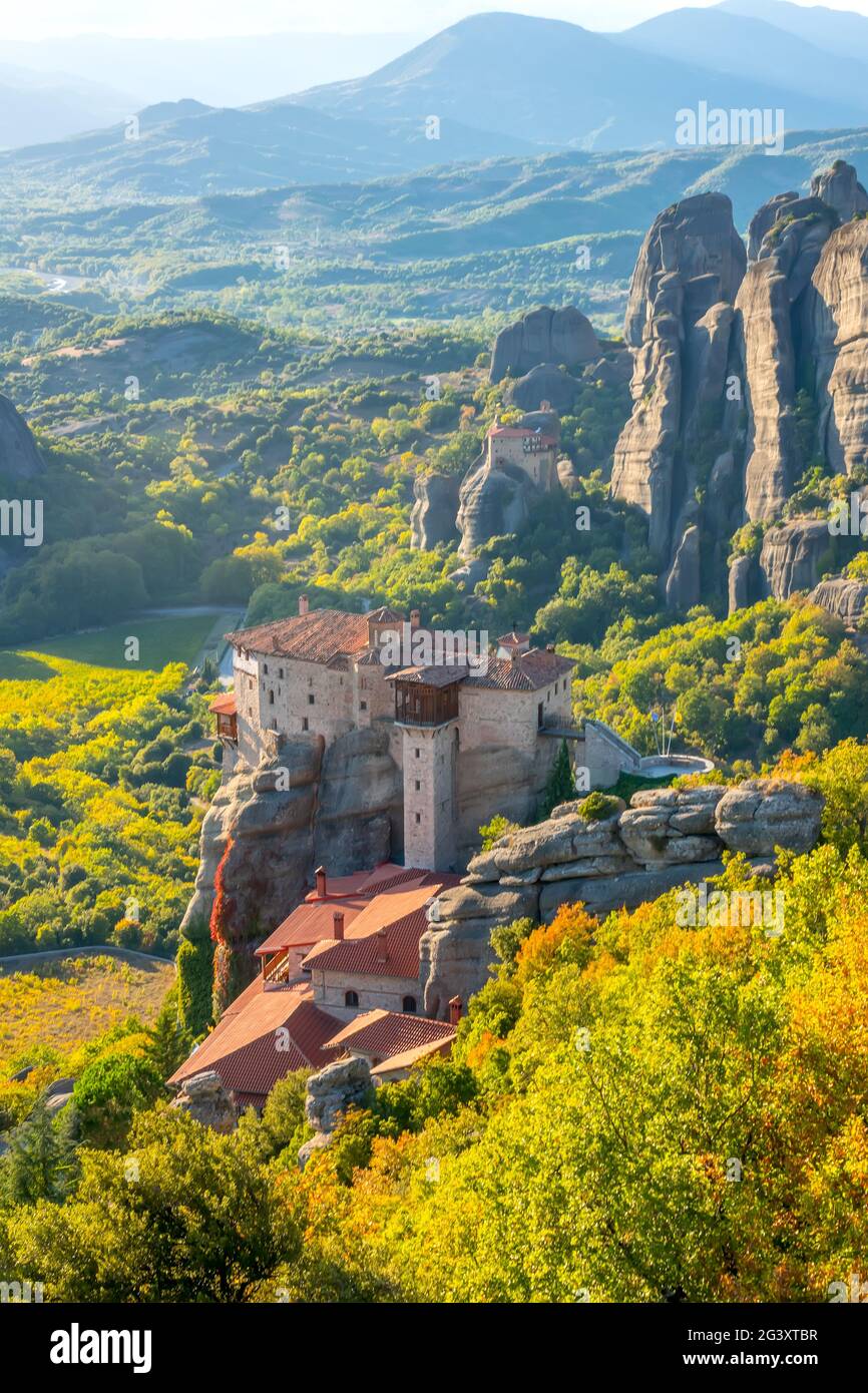 Giorno estivo soleggiato e balconi del Monastero sulla scogliera Foto Stock