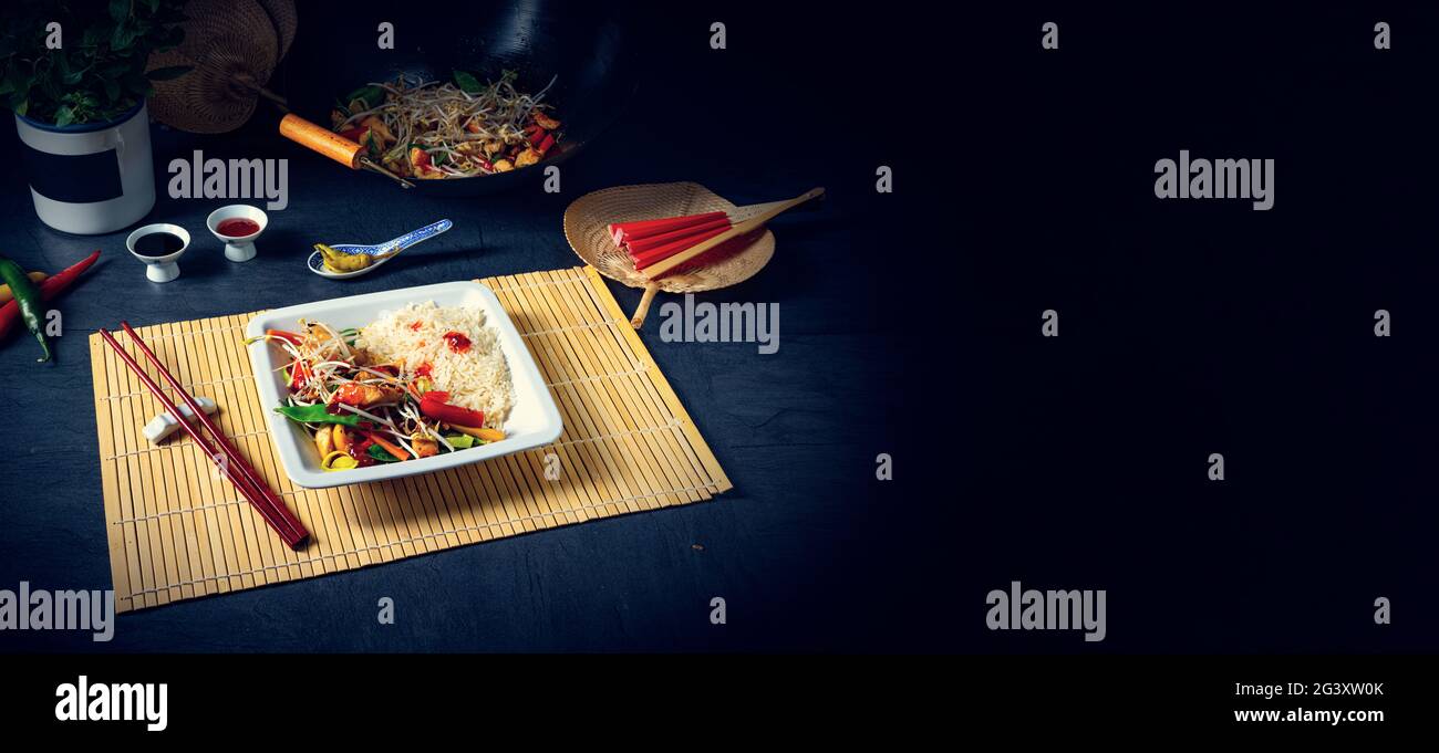 Pollo fritto dolce e affoltito con verdure Foto Stock