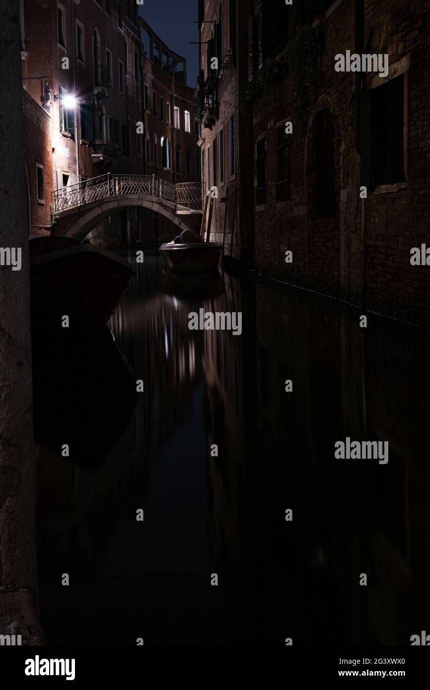 Vista su un piccolo canale con ponte e barche in serata a San Marco, Venezia, Veneto, Italia, Europa Foto Stock