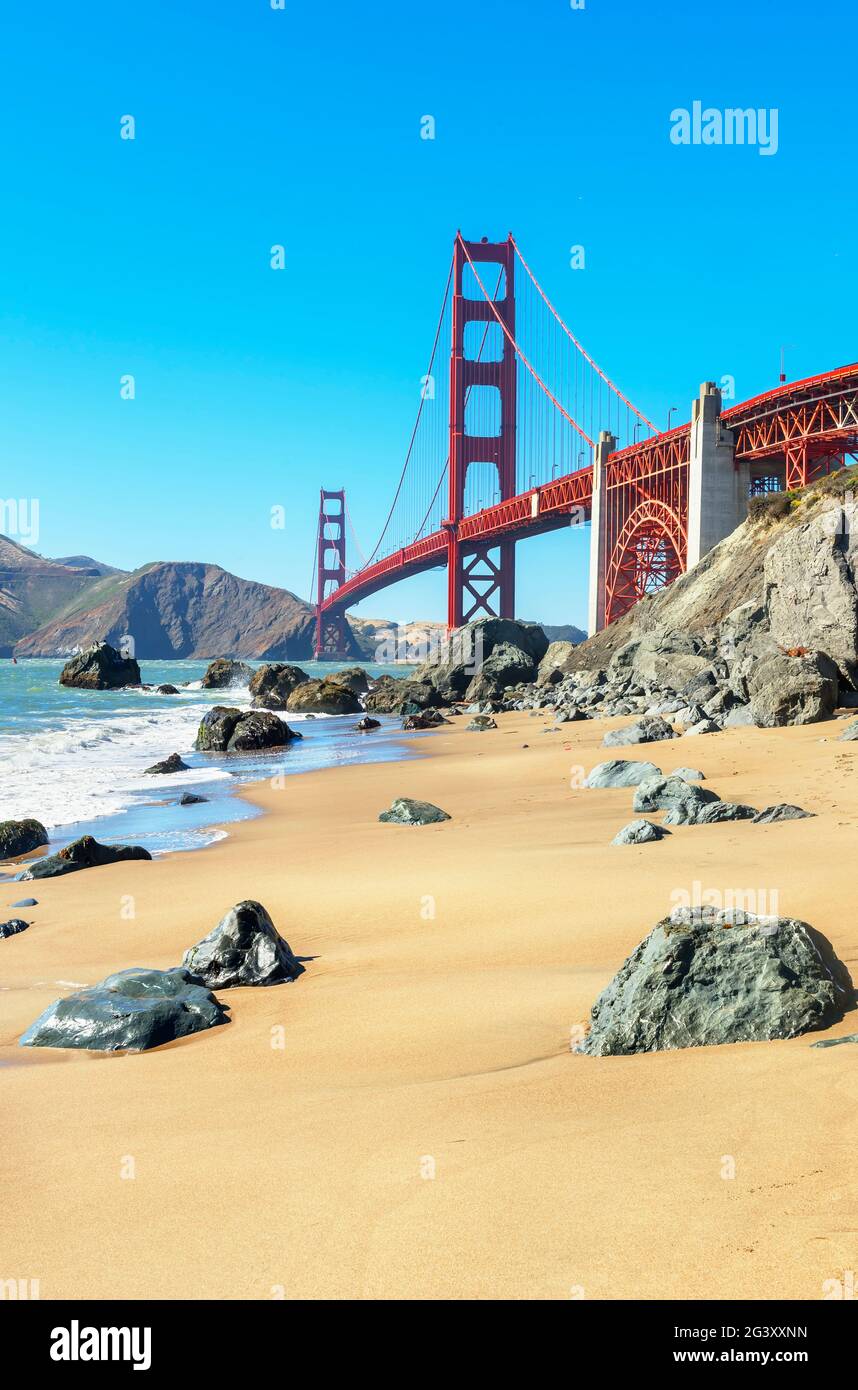Vista del Golden Gate Bridge dalla spiaggia di Bakery, San Francisco, California, USA Foto Stock