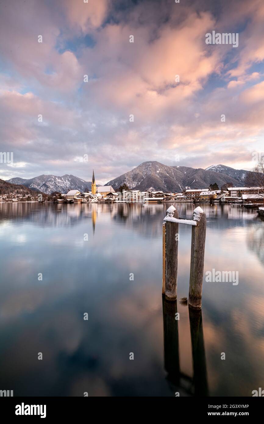 Vista sulla cantina Tegernsee al villaggio di Rottach-Egern con la chiesa Sankt Laurentius, Baviera, Germania. Foto Stock