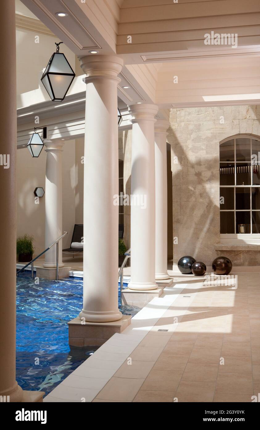 Luce diurna di striature di luce sulle colonne all'interno di una sala interna, Bath, Regno Unito Foto Stock