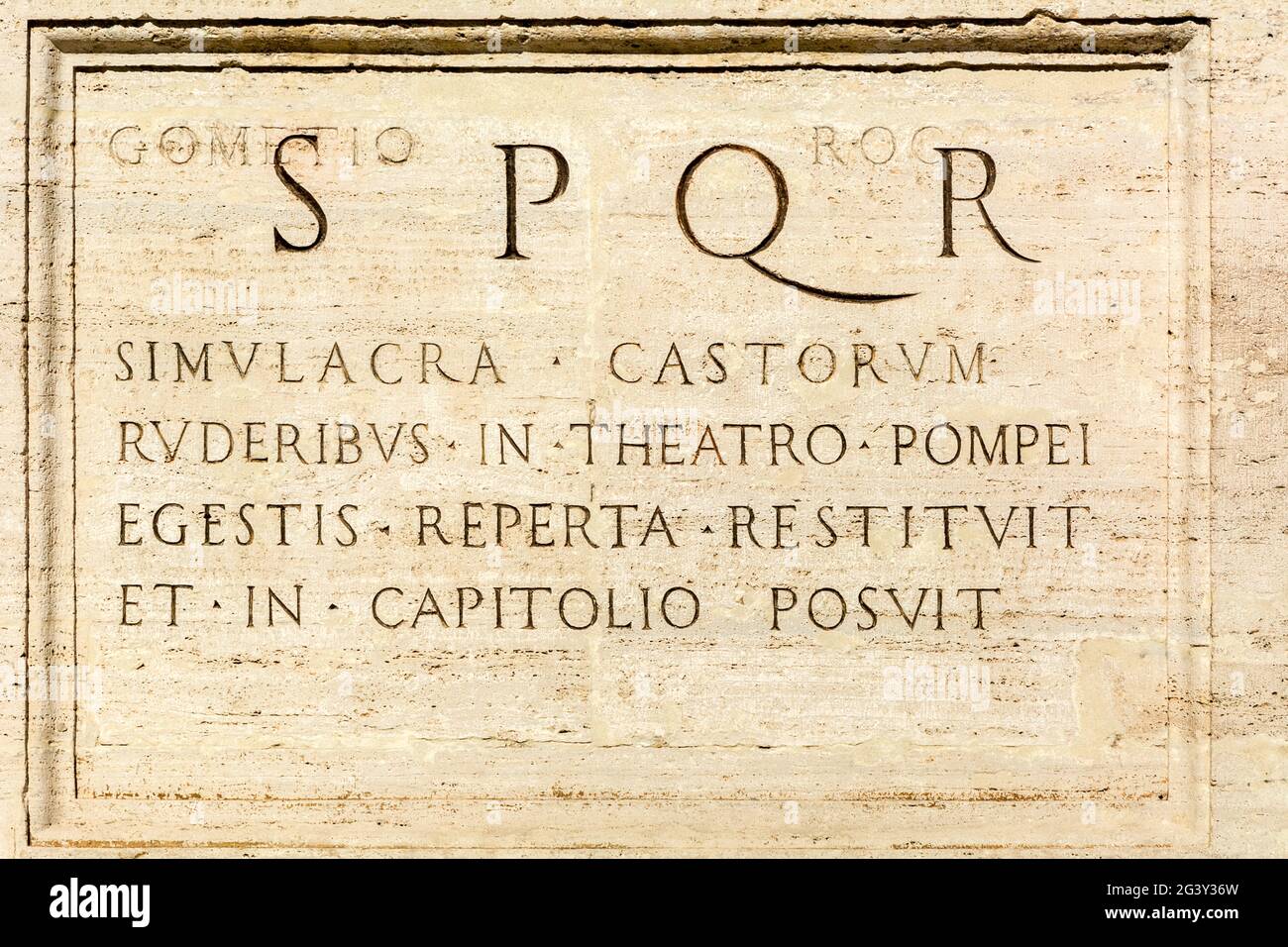 Iscrizione commemorativa sul piedistallo della statua, Piazza Capitolino, Roma Foto Stock