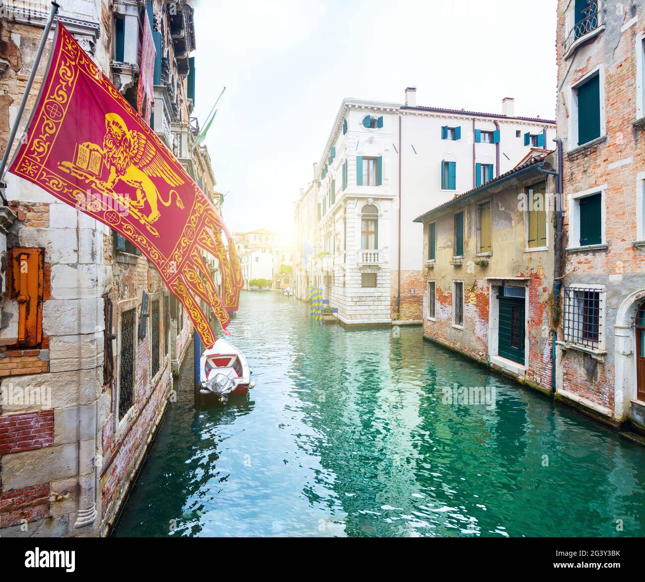 Venezia canale pittoresco e bandiera della Repubblica Veneta Foto Stock