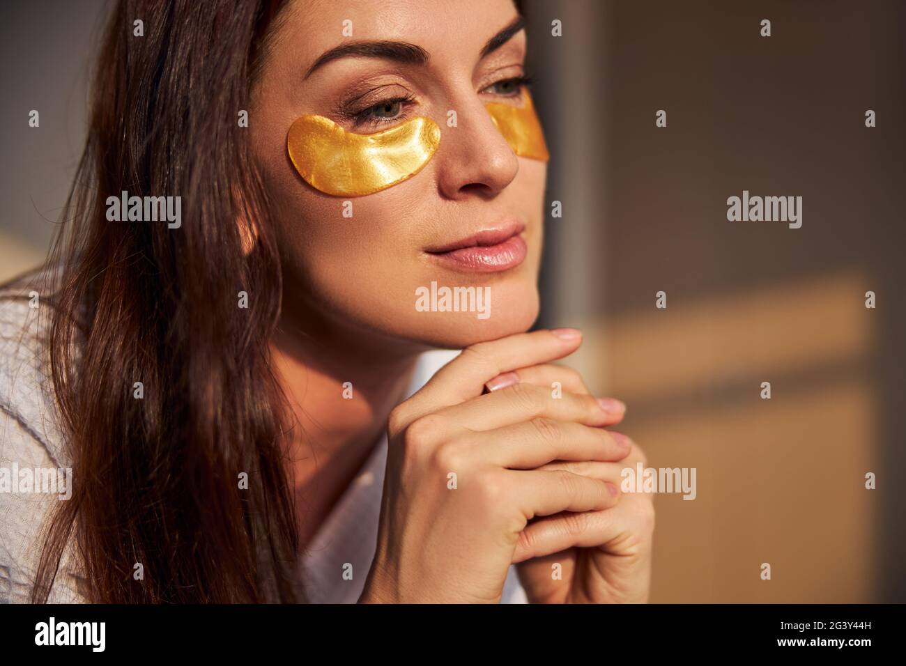 Ritratto di donna affascinante che è nei suoi pensieri Foto Stock