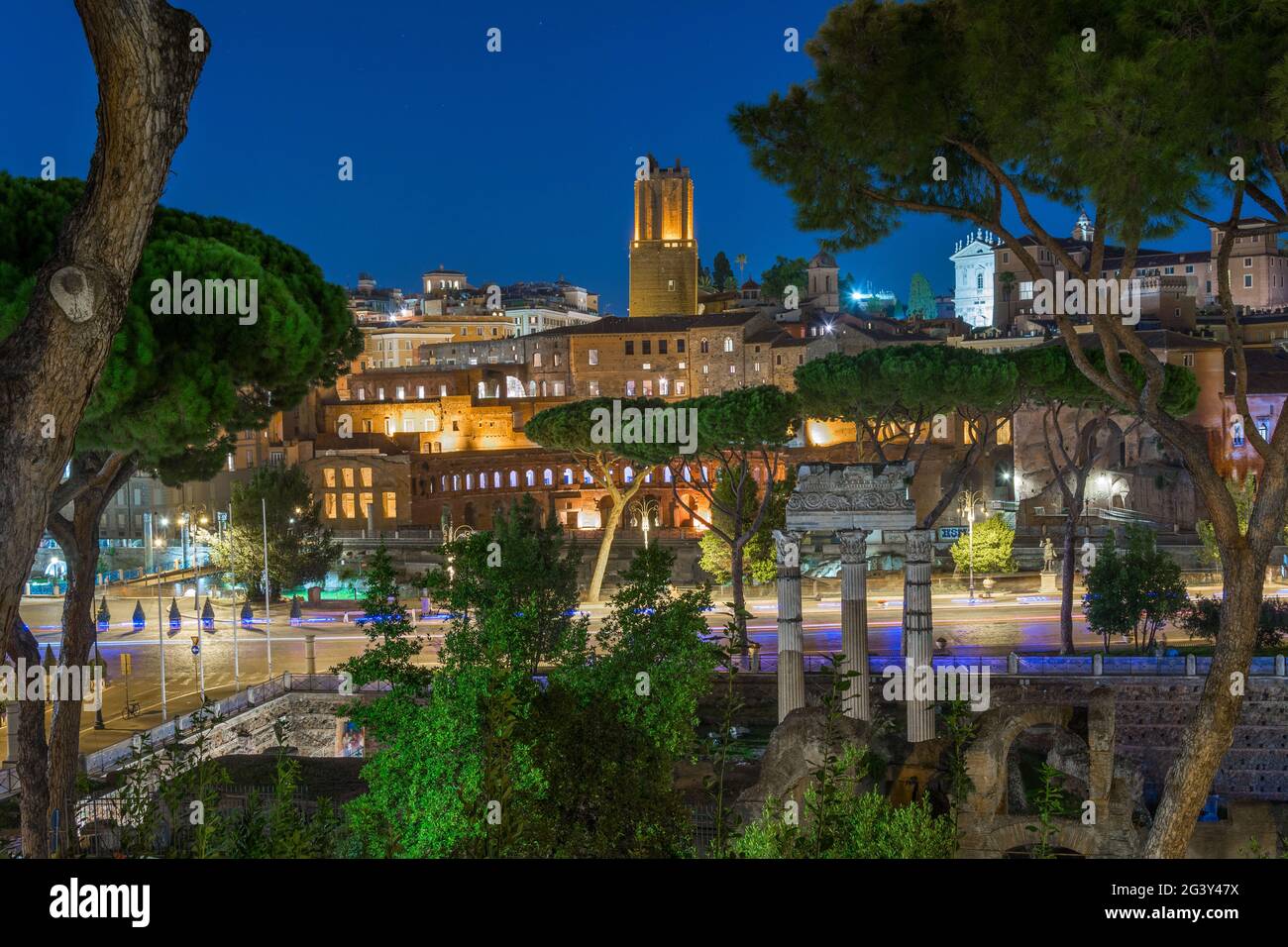 Vista notturna degli antichi edifici di Roma: Il mercato Traiano e la Torre Militia Foto Stock