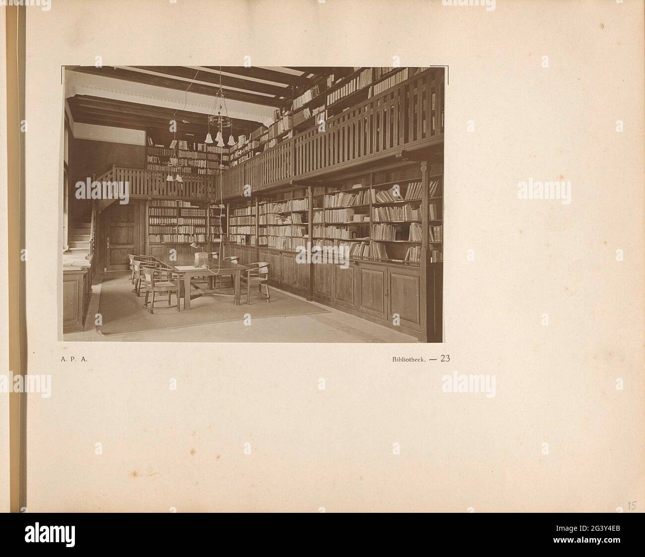 Pagina 23 dell'album fotografico dell'Associazione Generale delle piante di gomma nella Costa Est di Sumatra (A.R.O.S.). Pagina del libro con una foto dell'interno della biblioteca della Stazione di prova Generale dell'Associazione Generale delle piante di gomma nella Costa Est di Sumatra (A.R.O.S.) a Kampong Baroe. Parte dell'album fotografico dell'Unione generale delle piantatrici di gomma sulla costa orientale di Sumatra (A.R.O.S.). Foto Stock