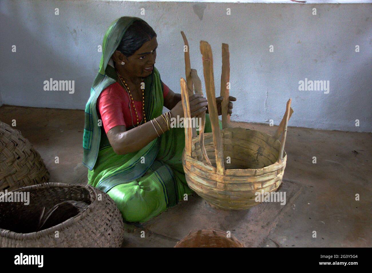 Donna che fa il cesto di bambù Foto Stock