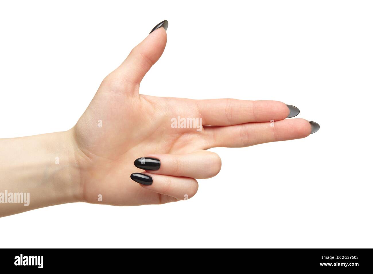 Mano femminile con unghie nere manicure isolato su sfondo bianco. Mani a forma di pistola Foto Stock