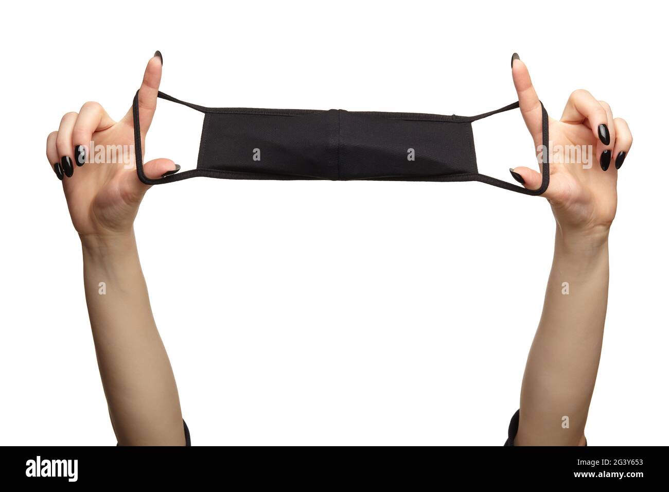 Mani femminili con unghie nere manicure e maschera nera nelle dita. Concetto di protezione antivirus sanitaria. IO Foto Stock