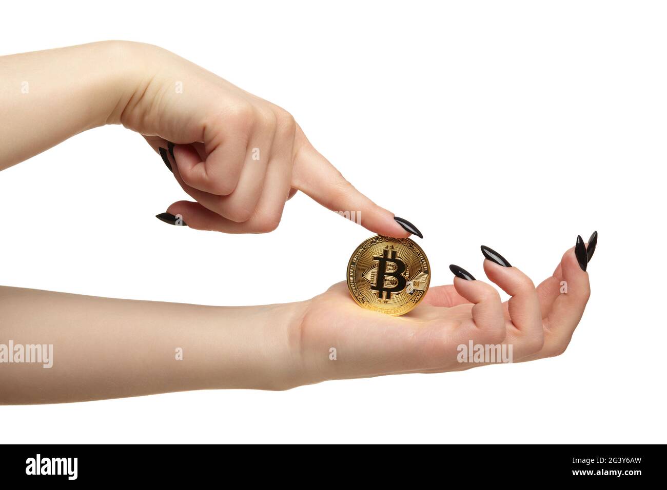 Mani femminili con unghie nere manicure e moneta d'oro nelle dita. Isolato su sfondo bianco. Foto Stock