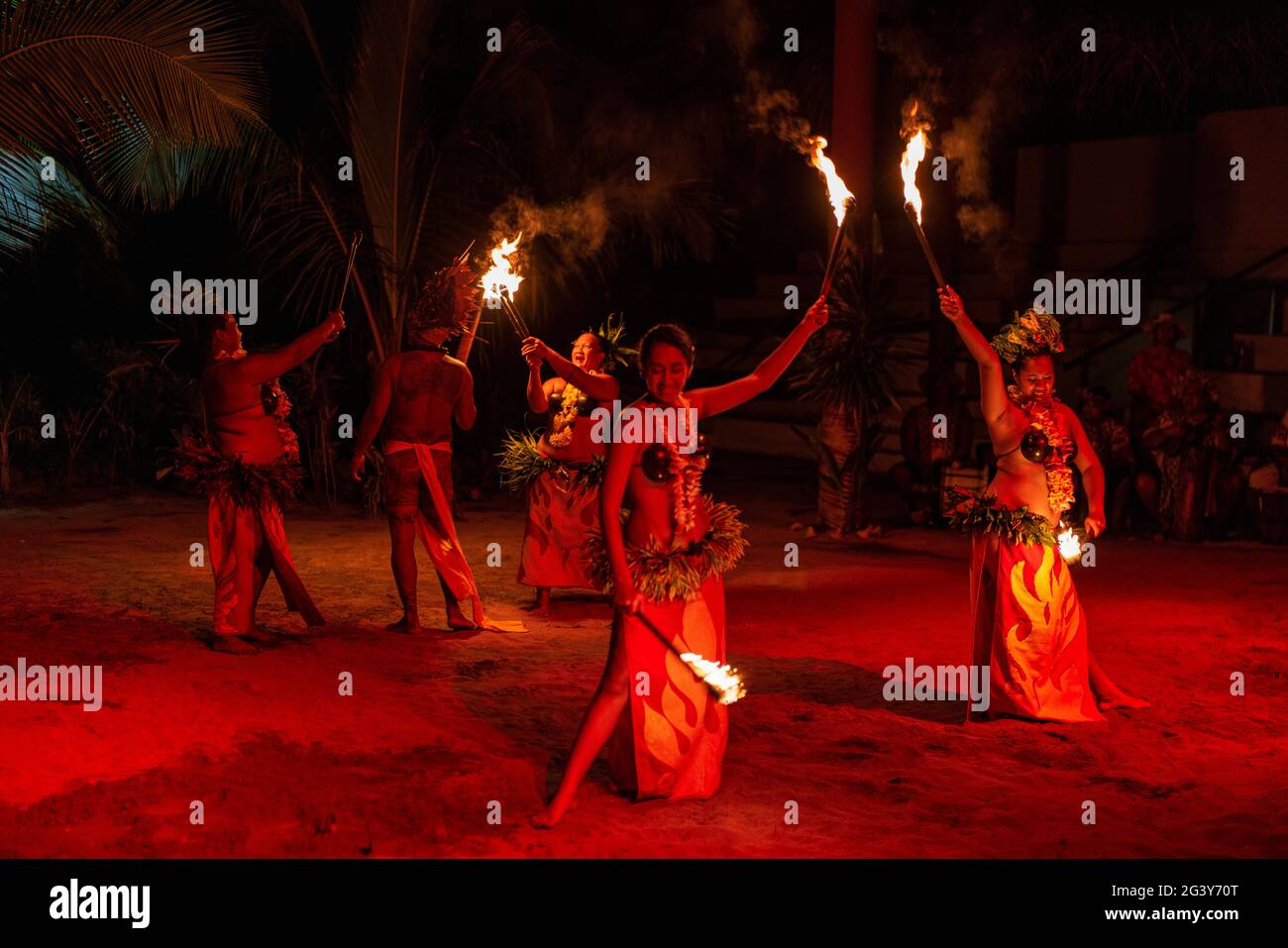 Spettacolo di danza polinesiana durante lo spettacolo 'pacificaa' presso il centro culturale del Tiki Village, Moorea, Windward Islands, Polinesia Francese, Sud Pacifico Foto Stock