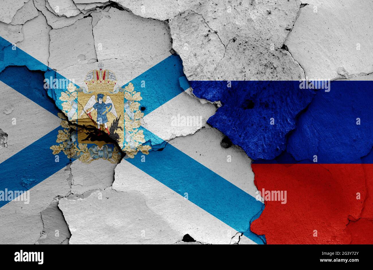 Bandiere di Arkhangelsk Oblast e Russia dipinte su pareti incrinate Foto Stock