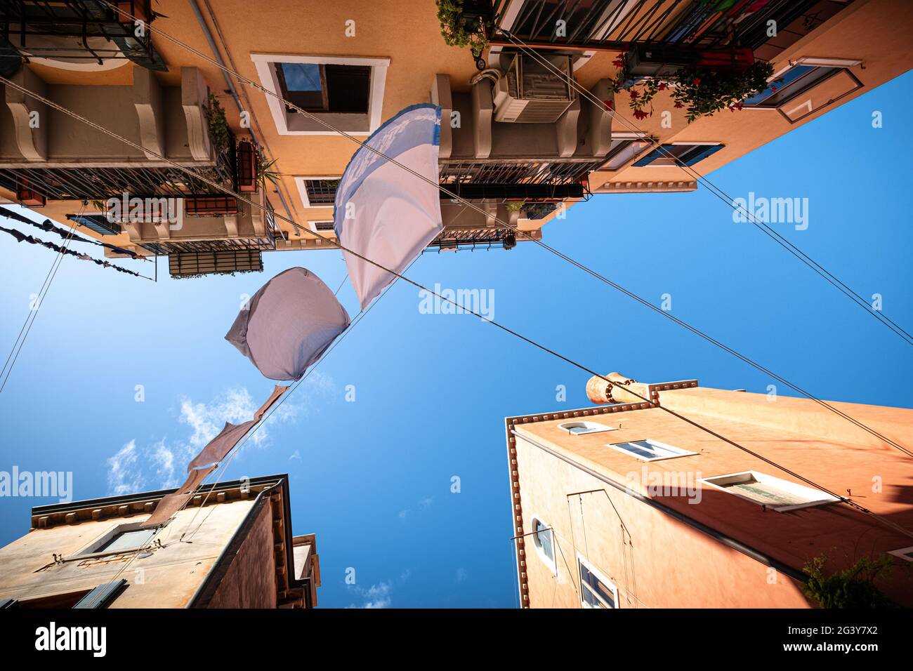 Vista dal basso su facciate di case con stendibiancheria a Cannaregio, Venezia, Veneto, Italia, Europa Foto Stock