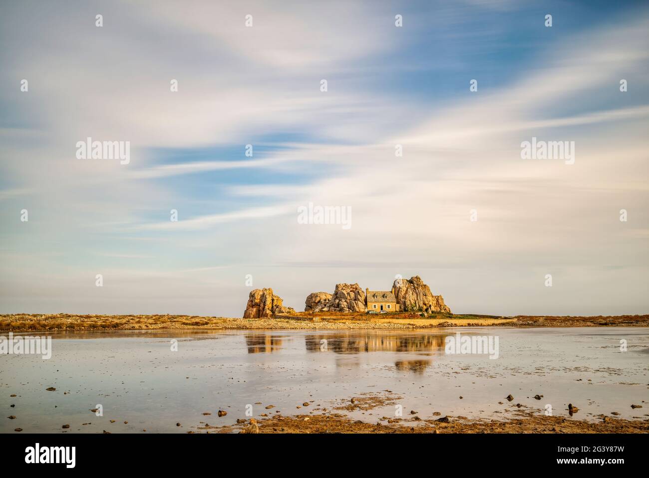 La casa tra le rocce, le Gouffre, Plougrescant, Atlantic, Dept. Cotes-d'Armor, Bretagna, Francia, Europa Foto Stock