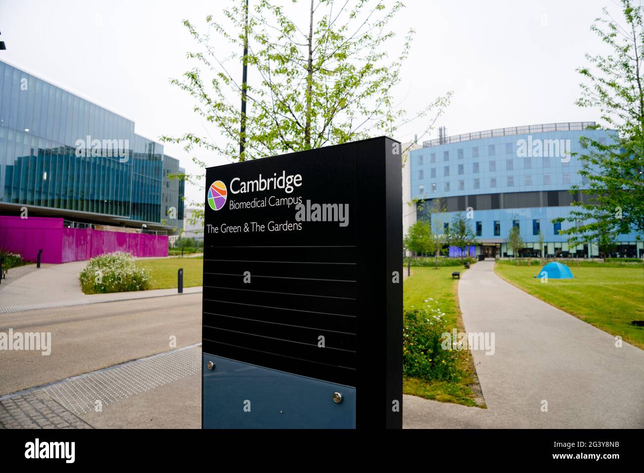 Cambridge Biomedical Campus, Papworth Hospital in background, Cambridge University Hospitals UK giugno 2021 Foto Stock