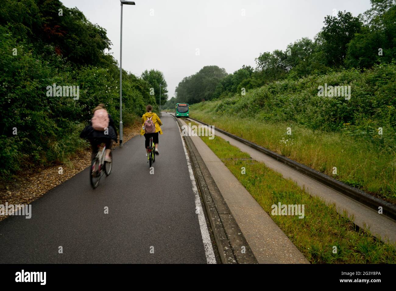 Pista ciclabile e sentiero lungo la strada di autobus guidata da Trumpington Park & Ride Cambridge, al Biomedical Campus, zona auto-free, Regno Unito, giugno 2021 Foto Stock