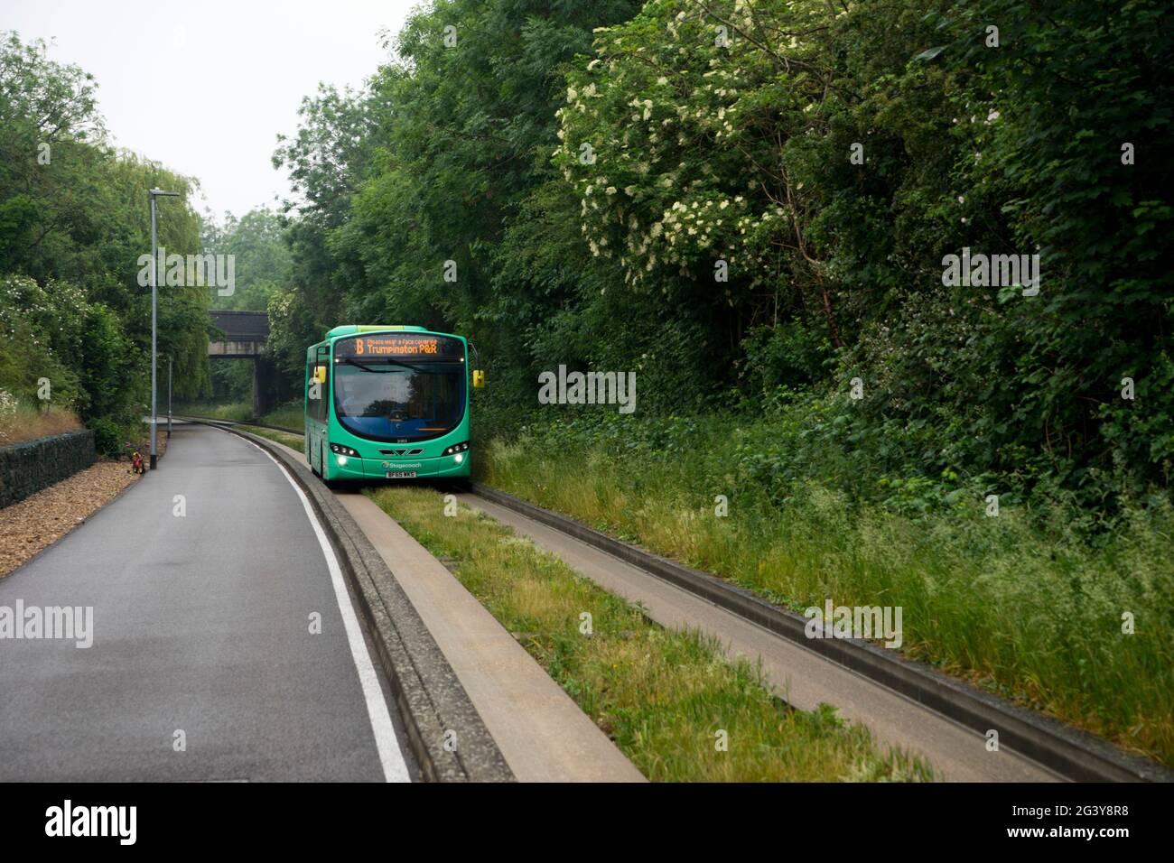 Autobus guidato da Trumpington Park e Ride Cambridge al Biomedical Campus, accanto alla pista ciclabile, zona auto-free, Regno Unito, giugno 2021 Foto Stock