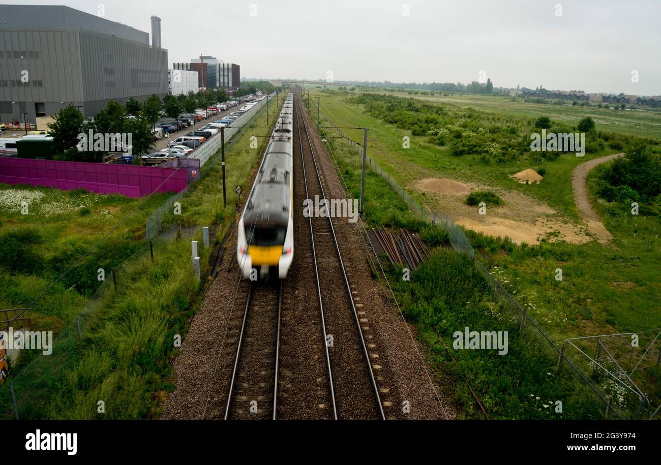 Linea ferroviaria per Londra presso il campus biomedico di Cambridge, sito della futura Cambridge South Station UK , giugno 2021 Foto Stock