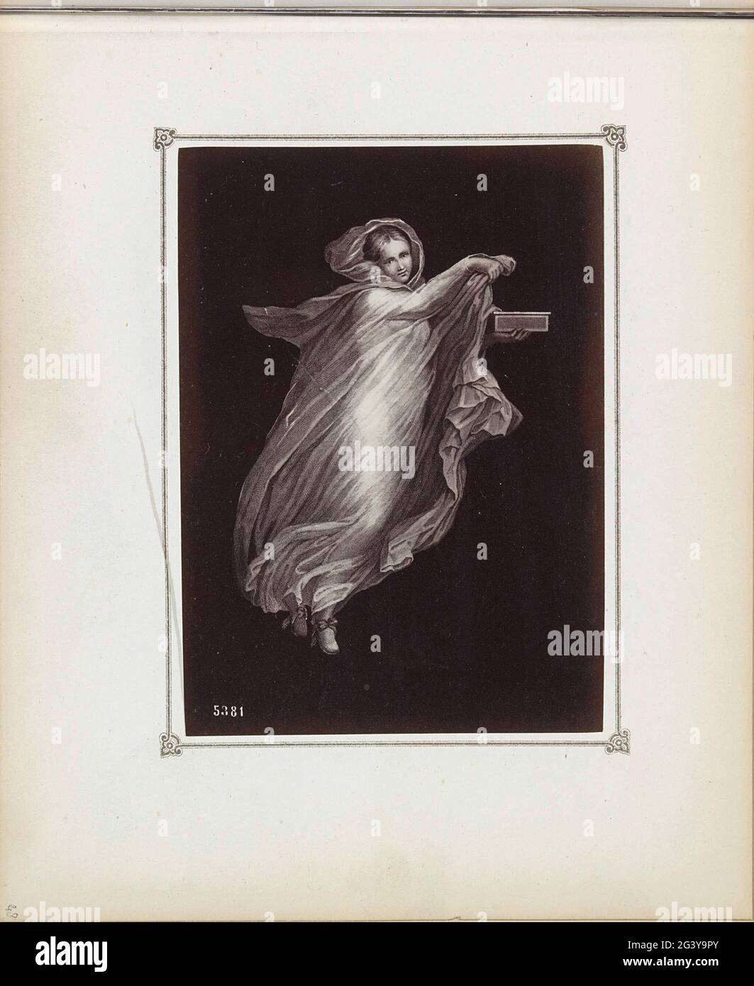 Produzione fotografica di (presumibilmente) una stampa, che rappresenta una figura di donna con una scatola in mano, forse pandora. Parte di album fotografico con registrazioni di scavi a Pompeï di Giorgio Sommer. Foto Stock