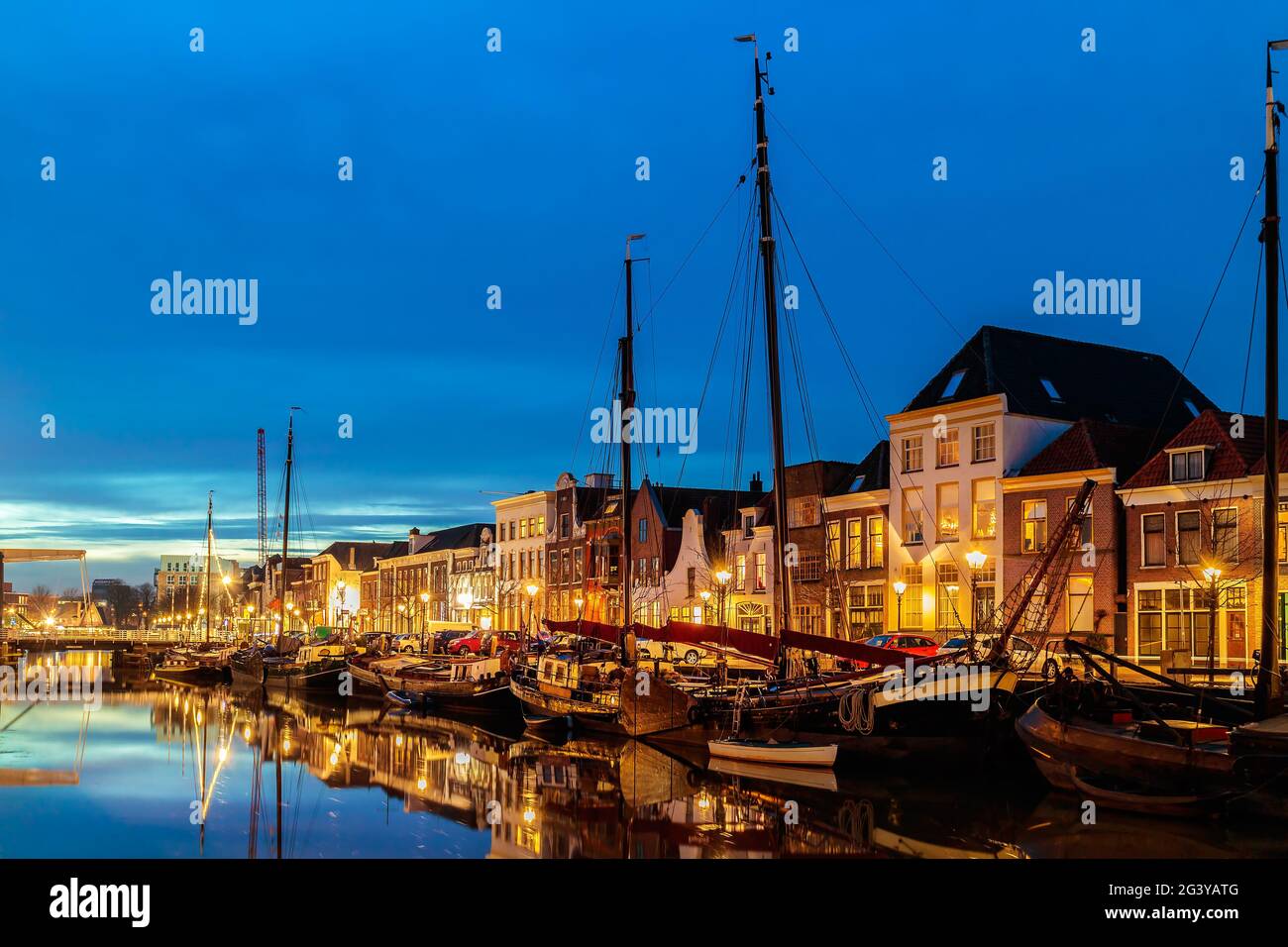 Vista serale di un canale olandese con barche a vela nel centro della città di Zwolle Foto Stock