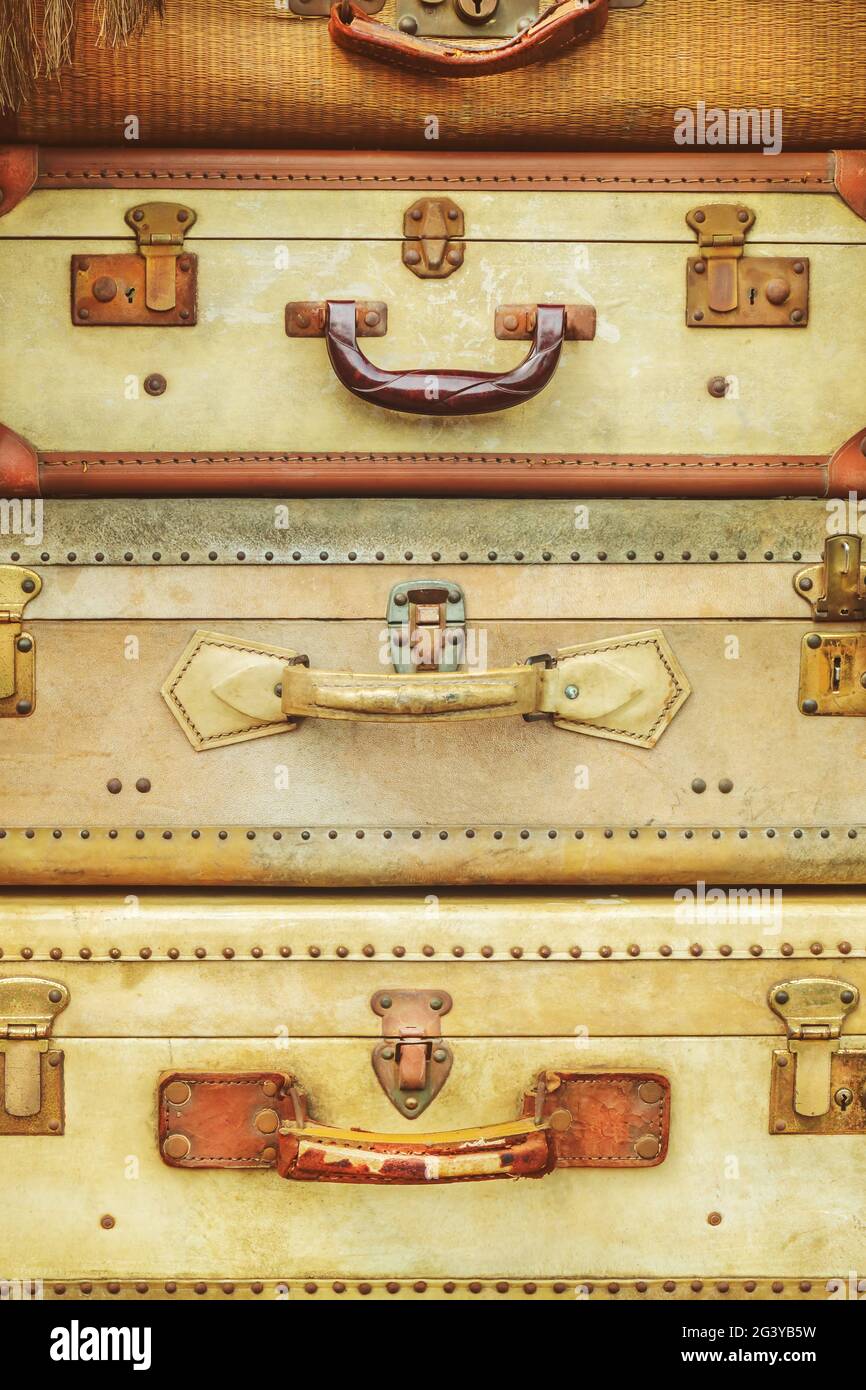 Pila di quattro valigie in pelle con intemperie antiche Foto Stock