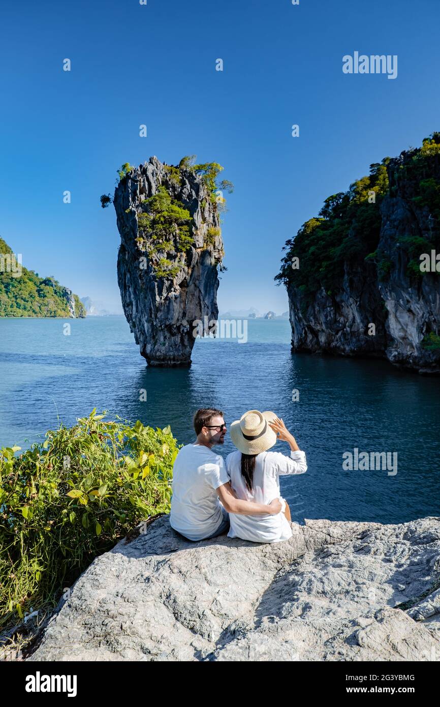 Isola di James Bond vicino a Phuket in Thailandia. Famoso punto di riferimento e famosa destinazione di viaggio, coppia uomini e donna visititng di mezza età Foto Stock