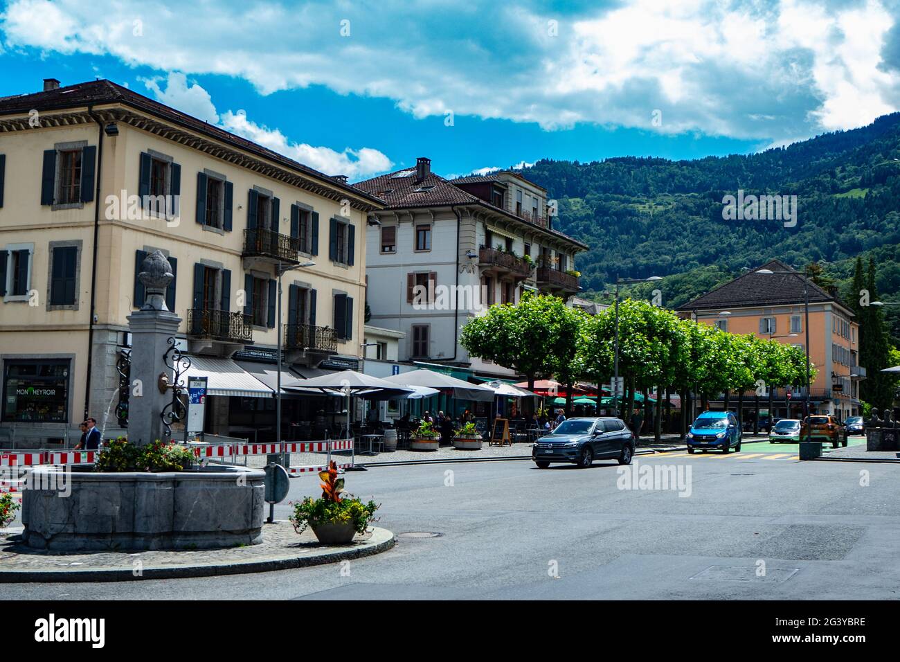 Monthey, Svizzera - 18 giugno 2020 - Piazza principale con un sacco di traffico Foto Stock