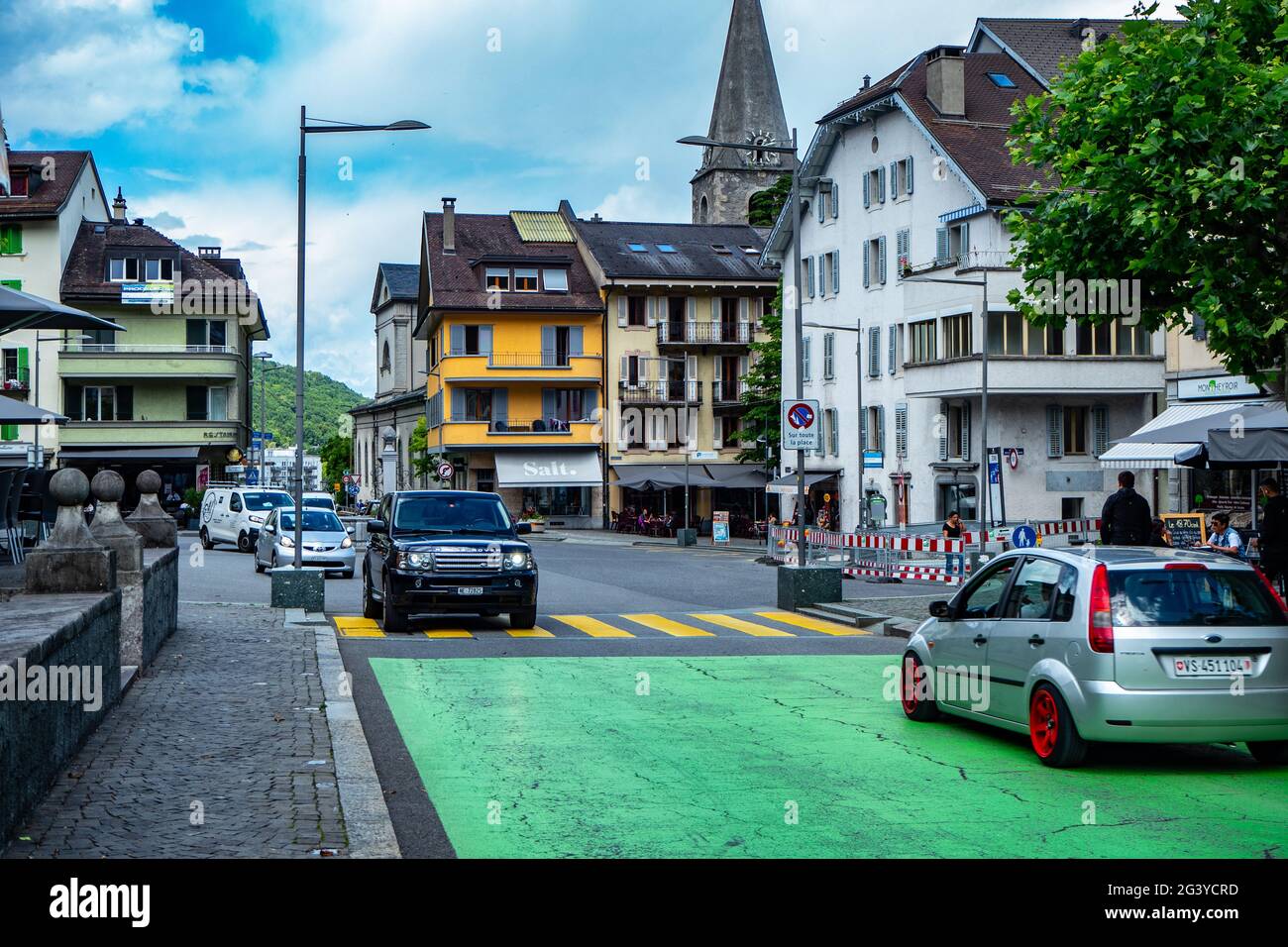 Monthey, Svizzera - 18 giugno 2020 - Piazza principale con un sacco di traffico Foto Stock