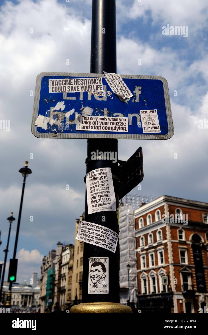 I manifestanti anti anti anti anti-vax hanno messo degli adesivi in tutta Londra durante una protesta e una dimostrazione anti-blocco a Londra nel maggio 2021 Foto Stock